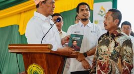 Mentan Andi Amran Sulaiman berdialog dengan Setiyono, petani sawit binaan PTPN IV PalmCo, saat kuliah umum dalam rangkaian PKKMB dan Masa Ta’aruf UMRI 2026 di Pekanbaru, Kamis (17/9/2026).  (Foto: Dok. PTPN IV PalmCo)