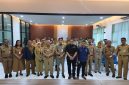 Pokja PWI Wali Kota Jakarta Timur pimpinan Rudolf Simbolon bersama Camat Kramat Jati Kamal, S.STP., M.A.P., dan jajaran berfoto bersama usai audiensi di Kantor Kecamatan Kramat Jati, Jakarta Timur, Senin (28/9/2026). (Foto: istimewa)