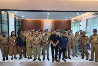 Pokja PWI Wali Kota Jakarta Timur pimpinan Rudolf Simbolon bersama Camat Kramat Jati Kamal, S.STP., M.A.P., dan jajaran berfoto bersama usai audiensi di Kantor Kecamatan Kramat Jati, Jakarta Timur, Senin (28/9/2026). (Foto: istimewa)