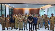 Pokja PWI Wali Kota Jakarta Timur pimpinan Rudolf Simbolon bersama Camat Kramat Jati Kamal, S.STP., M.A.P., dan jajaran berfoto bersama usai audiensi di Kantor Kecamatan Kramat Jati, Jakarta Timur, Senin (28/9/2026). (Foto: istimewa)