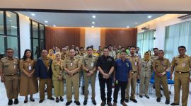 Pokja PWI Wali Kota Jakarta Timur pimpinan Rudolf Simbolon bersama Camat Kramat Jati Kamal, S.STP., M.A.P., dan jajaran berfoto bersama usai audiensi di Kantor Kecamatan Kramat Jati, Jakarta Timur, Senin (28/9/2026). (Foto: istimewa)