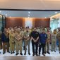 Pokja PWI Wali Kota Jakarta Timur pimpinan Rudolf Simbolon bersama Camat Kramat Jati Kamal, S.STP., M.A.P., dan jajaran berfoto bersama usai audiensi di Kantor Kecamatan Kramat Jati, Jakarta Timur, Senin (28/9/2026). (Foto: istimewa)