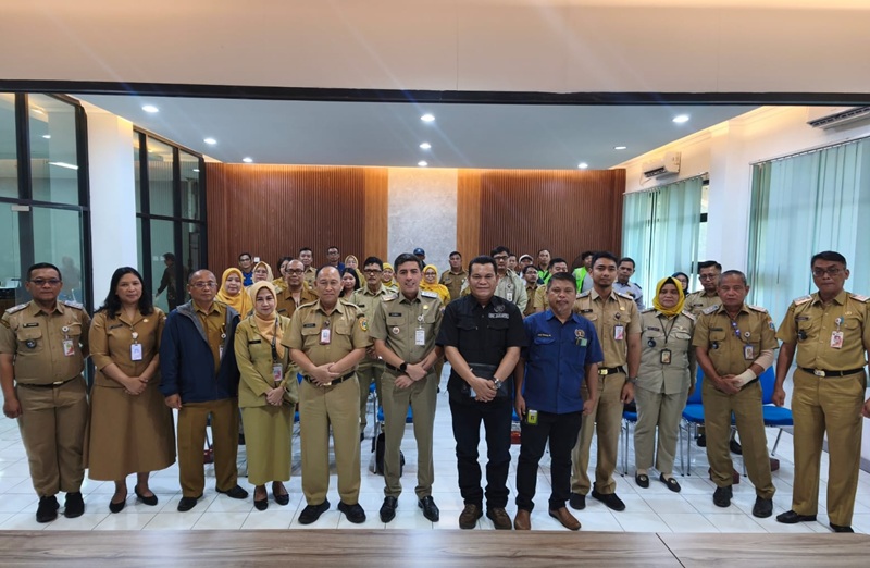 Pokja PWI Wali Kota Jakarta Timur pimpinan Rudolf Simbolon bersama Camat Kramat Jati Kamal, S.STP., M.A.P., dan jajaran berfoto bersama usai audiensi di Kantor Kecamatan Kramat Jati, Jakarta Timur, Senin (28/9/2026). (Foto: istimewa)