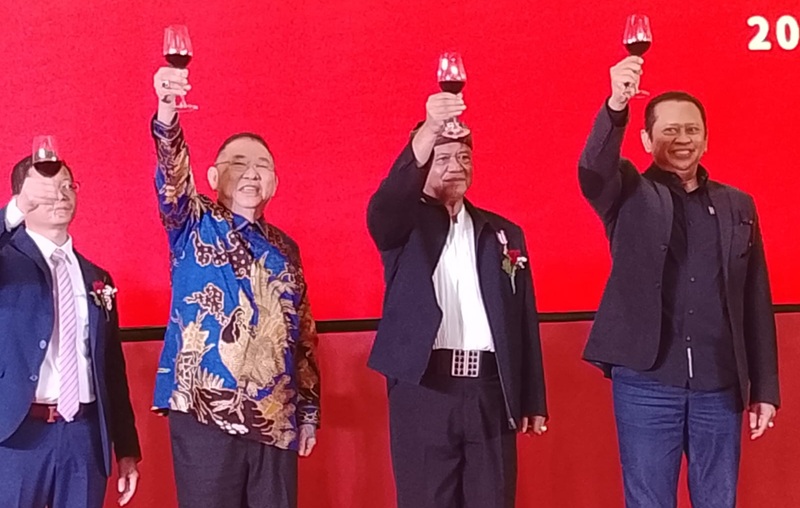 Ketua Umum Majelis Adat Sunda (Masda) Jabar Abah Anton (kedua dari kanan) bersama Wakil Ketua MPR-RI Bamsoet (kanan) dan Pengurus Perhimpunan Pengusaha Jiangxi Indonesia saat acara peringatan 10 tahun International Business Perhimpunan Pengusaha Jiangxi Kamar Dagang Tiongkok Indonesia yang digelar di Hotel Grand Mercure Kemayoran, Jakarta, Sabtu (12/9/2026). (Foto: Dok. Humas Masda Jabar) 