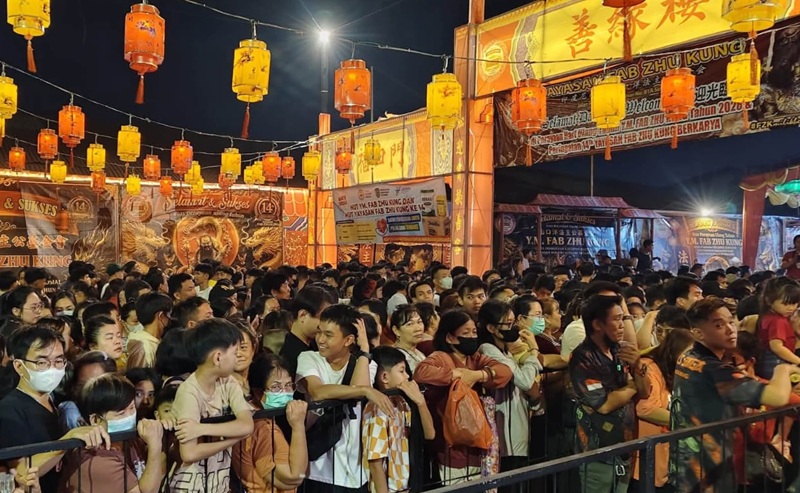 Ribuan umat antusias menghadiri puncak perayaan hari ulang tahun (HUT) ke-14 Yang Mulia (YM) Fab Zhu Kung di Kelenteng Fab Zhu Kung, Jalan Pulau Natuna, Kota Singkawang, Kalimantan Barat, Jumat (4/9/2026). (Foto: istimewa)