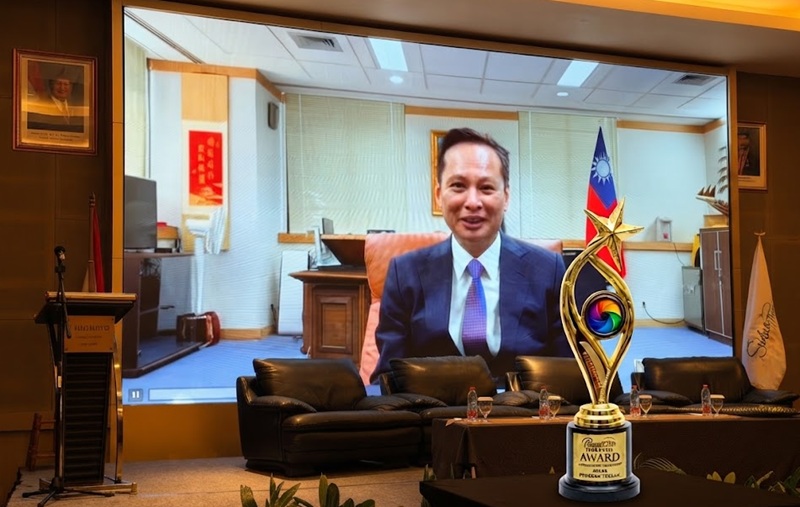 Taipei Economic and Trade Office (TETO) in Indonesia menerima Sudut Pandang Award 2026 sebagai Strategic Media Partner pada puncak HUT ke-11 Media Sudut Pandang di Jakarta, Kamis (3/9/2026). (Foto: Istimewa) 