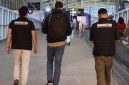 Petugas Kantor Imigrasi Ngurah Rai mengawal proses deportasi WNA asal Australia berinisial B.A di Bandara Internasional I Gusti Ngurah Rai, Bali, Selasa, 8 September 2026. (Foto: Dok. Kanim Ngurah Rai) 