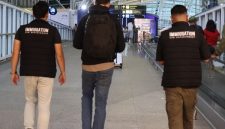 Petugas Kantor Imigrasi Ngurah Rai mengawal proses deportasi WNA asal Australia berinisial B.A di Bandara Internasional I Gusti Ngurah Rai, Bali, Selasa, 8 September 2026. (Foto: Dok. Kanim Ngurah Rai)