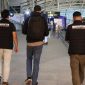 Petugas Kantor Imigrasi Ngurah Rai mengawal proses deportasi WNA asal Australia berinisial B.A di Bandara Internasional I Gusti Ngurah Rai, Bali, Selasa, 8 September 2026. (Foto: Dok. Kanim Ngurah Rai) 