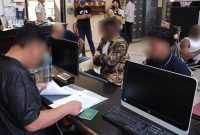 Petugas Imigrasi Denpasar sedang memeriksa WNA. (Foto: Dok. Kanim Denpasar)