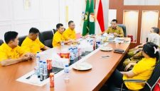 Jajaran pengurus AMKI Banyuasin saat audiensi dengan Bupati Banyuasin, Askolani, di Guest House Rumah Dinas Bupati, Jumat (23/10/2026). (Foto: Dok. AMKI Banyuasin)