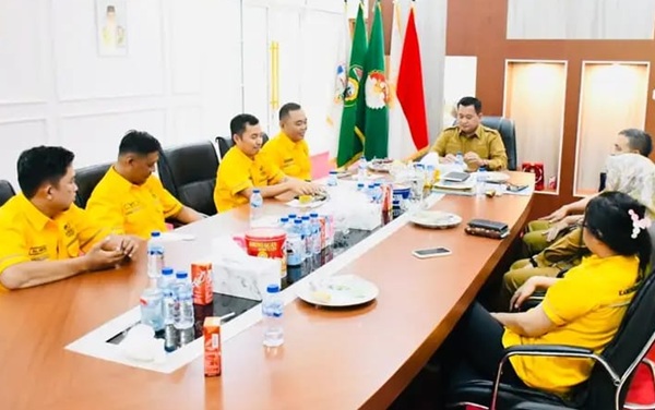 Jajaran pengurus AMKI Banyuasin saat audiensi dengan Bupati Banyuasin, Askolani, di Guest House Rumah Dinas Bupati, Jumat (23/10/2026). (Foto: Dok. AMKI Banyuasin)