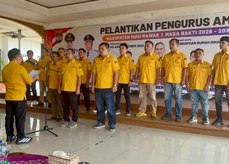 Ketua AMKI Sumsel Kms Umar Jaya Negara melantik Pengurus AMKI Musi Rawas di Pendopoan Rumah Dinas Bupati Musi Rawas, Selasa (27/10/2026). (Foto: Dok. AMKI Sumsel)