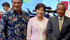 Penasehat Forum Akademisi Indonesia (FAI) Aat Surya Safaat (kiri) bersama Kepala Perwakilan TETO di Indonesia Bruce C. J. Hung dan istri (kanan dan tengah) pada suatu acara di Jakarta, belum lama berselang (Foto: Dok. Pribadi)