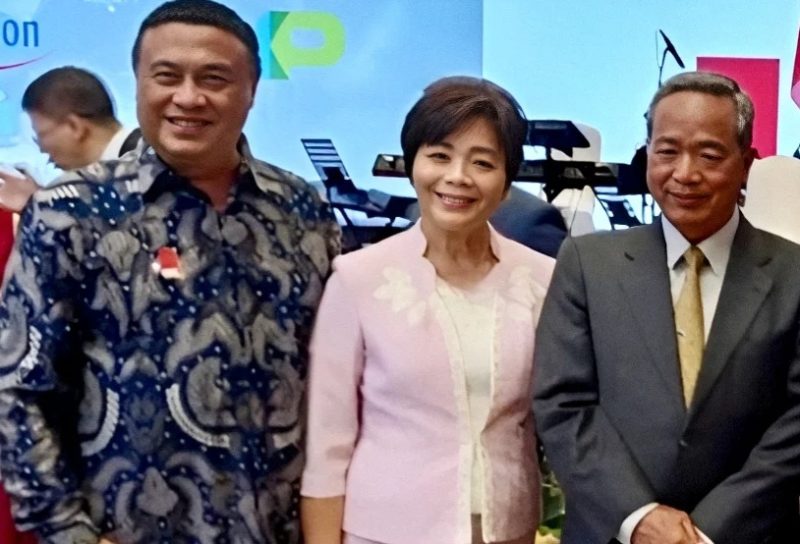 Penasehat Forum Akademisi Indonesia (FAI) Aat Surya Safaat (kiri) bersama Kepala Perwakilan TETO di Indonesia Bruce C. J. Hung dan istri (kanan dan tengah) pada suatu acara di Jakarta, belum lama berselang (Foto: Dok. Pribadi)