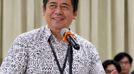 Jaksa Kejagung RI yang merupakan alumni Fakultas Hukum Universitas Nasional (FH UNAS), IGN Agung Yuliarta Endrawan, saat menyampaikan pesan acara pelepasan lulusan FH UNAS Semester Genap Tahun Akademik 2025/2026 di Gedung Menara UNAS, Ragunan, Jakarta, Sabtu (17/10/2026).(Foto: istimewa)