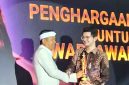 Gubernur Jawa Barat Dedi Mulyadi menyerahkan penghargaan Anugerah Dewan Pers 2026 kategori wartawan kepada Najwa Shihab yang diterima perwakilannya di Hall Dewan Pers, Jakarta, Rabu (28/10/2026) malam. (Foto: istimewa)
