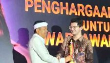 Gubernur Jawa Barat Dedi Mulyadi menyerahkan penghargaan Anugerah Dewan Pers 2026 kategori wartawan kepada Najwa Shihab yang diterima perwakilannya di Hall Dewan Pers, Jakarta, Rabu (28/10/2026) malam. (Foto: istimewa)