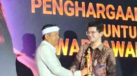 Gubernur Jawa Barat Dedi Mulyadi menyerahkan penghargaan Anugerah Dewan Pers 2026 kategori wartawan kepada Najwa Shihab yang diterima perwakilannya di Hall Dewan Pers, Jakarta, Rabu (28/10/2026) malam. (Foto: istimewa)