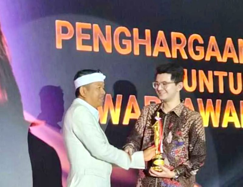 Gubernur Jawa Barat Dedi Mulyadi menyerahkan penghargaan Anugerah Dewan Pers 2026 kategori wartawan kepada Najwa Shihab yang diterima perwakilannya di Hall Dewan Pers, Jakarta, Rabu (28/10/2026) malam. (Foto: istimewa)