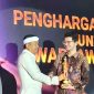 Gubernur Jawa Barat Dedi Mulyadi menyerahkan penghargaan Anugerah Dewan Pers 2026 kategori wartawan kepada Najwa Shihab yang diterima perwakilannya di Hall Dewan Pers, Jakarta, Rabu (28/10/2026) malam. (Foto: istimewa)