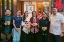 Pendiri Bumimas Permata Group, Fuidy Luckman (kanan), bersama lima pelajar SMK Strada 1 Jakarta yang telah menyelesaikan program magang selama empat bulan, Jumat (30/10/2026). (Foto: Istimewa)