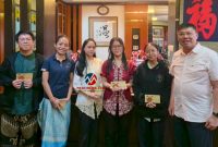 Pendiri Bumimas Permata Group, Fuidy Luckman (kanan), bersama lima pelajar SMK Strada 1 Jakarta yang telah menyelesaikan program magang selama empat bulan, Jumat (30/10/2026). (Foto: Istimewa)