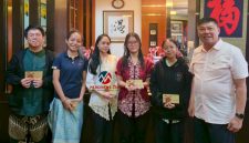 Pendiri Bumimas Permata Group, Fuidy Luckman (kanan), bersama lima pelajar SMK Strada 1 Jakarta yang telah menyelesaikan program magang selama empat bulan, Jumat (30/10/2026). (Foto: Istimewa)