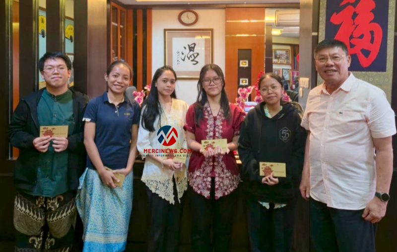 Pendiri Bumimas Permata Group, Fuidy Luckman (kanan), bersama lima pelajar SMK Strada 1 Jakarta yang telah menyelesaikan program magang selama empat bulan, Jumat (30/10/2026). (Foto: Istimewa)