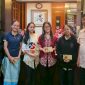 Pendiri Bumimas Permata Group, Fuidy Luckman (kanan), bersama lima pelajar SMK Strada 1 Jakarta yang telah menyelesaikan program magang selama empat bulan, Jumat (30/10/2026). (Foto: Istimewa)