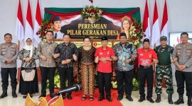 Inisiator Empat Pilar Gerakan Desa, Dewi Ayu Gembirowati Soekarnoputri (kelima dari kiri) bersama Perwakilan pemerintah, Forkopimda Lampung Timur saat peresmian Empat Pilar Gerakan Desa di  Soekarno Centre, Desa Bumi Jawa, Kecamatan Batanghari Nuban, Kabupaten Lampung Timur, Lampung, Sabtu (10/10/2026). (Foto: istimewa)