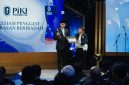 Stafsus Menag RI Gugun Gumilar menerima penghargaan kategori Penggiat Kebebasan Beribadah dalam ajang PIKI Awards 2026 yang diselenggarakan Persatuan Inteligensia Kristen Indonesia (PIKI), Minggu (25/10/2026) malam. (Foto: istimewa)