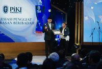 Stafsus Menag RI Gugun Gumilar menerima penghargaan kategori Penggiat Kebebasan Beribadah dalam ajang PIKI Awards 2026 yang diselenggarakan Persatuan Inteligensia Kristen Indonesia (PIKI), Minggu (25/10/2026) malam. (Foto: istimewa)