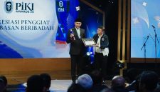 Stafsus Menag RI Gugun Gumilar menerima penghargaan kategori Penggiat Kebebasan Beribadah dalam ajang PIKI Awards 2026 yang diselenggarakan Persatuan Inteligensia Kristen Indonesia (PIKI), Minggu (25/10/2026) malam. (Foto: istimewa)