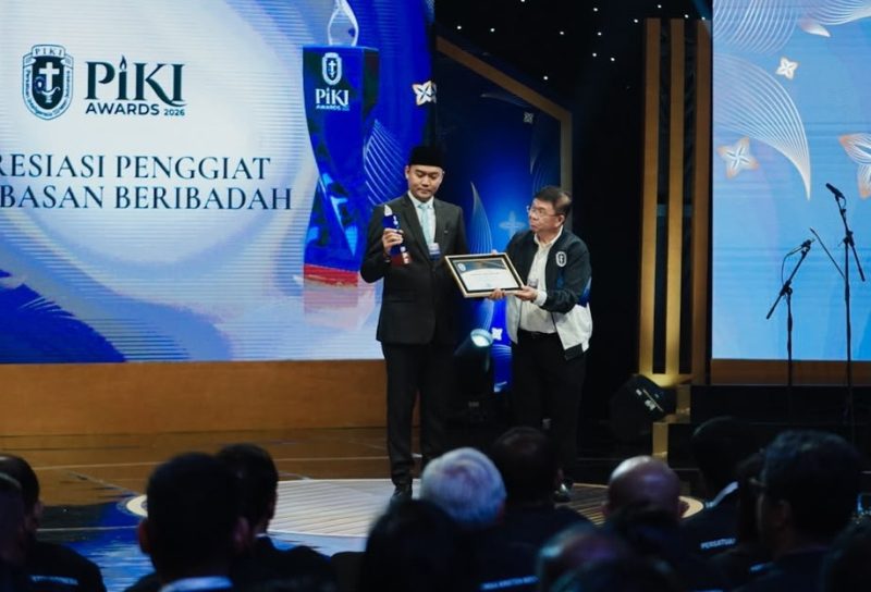 Stafsus Menag RI Gugun Gumilar menerima penghargaan kategori Penggiat Kebebasan Beribadah dalam ajang PIKI Awards 2026 yang diselenggarakan Persatuan Inteligensia Kristen Indonesia (PIKI), Minggu (25/10/2026) malam. (Foto: istimewa)