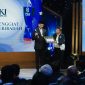 Stafsus Menag RI Gugun Gumilar menerima penghargaan kategori Penggiat Kebebasan Beribadah dalam ajang PIKI Awards 2026 yang diselenggarakan Persatuan Inteligensia Kristen Indonesia (PIKI), Minggu (25/10/2026) malam. (Foto: istimewa)