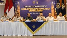 Kepala Kantor Wilayah Direktorat Jenderal Imigrasi Bali, Ramdhani, memberikan keterangan pers terkait dua WNA asal Prancis yang diduga terlibat dalam pembuatan video asusila di Karangasem, Bali, Senin (26/10/2026). (Foto: Istimewa)