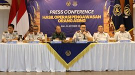 Kepala Kantor Wilayah Direktorat Jenderal Imigrasi Bali, Ramdhani, memberikan keterangan pers terkait dua WNA asal Prancis yang diduga terlibat dalam pembuatan video asusila di Karangasem, Bali, Senin (26/10/2026). (Foto: Istimewa)