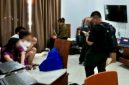 Sebanyak 21 WNA Vietnam, Myanmar dan Tiongkok diamankan petugas Imigrasi di Kuta Bali, Kamis (29/10/2026). Mereka diduga sindikat judol jaringan internet. (Foto: Dok. Imigrasi Bali)