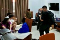 Sebanyak 21 WNA Vietnam, Myanmar dan Tiongkok diamankan petugas Imigrasi di Kuta Bali, Kamis (29/10/2026). Mereka diduga sindikat judol jaringan internet. (Foto: Dok. Imigrasi Bali)