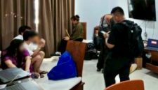 Sebanyak 21 WNA Vietnam, Myanmar dan Tiongkok diamankan petugas Imigrasi di Kuta Bali, Kamis (29/10/2026). Mereka diduga sindikat judol jaringan internet. (Foto: Dok. Imigrasi Bali)