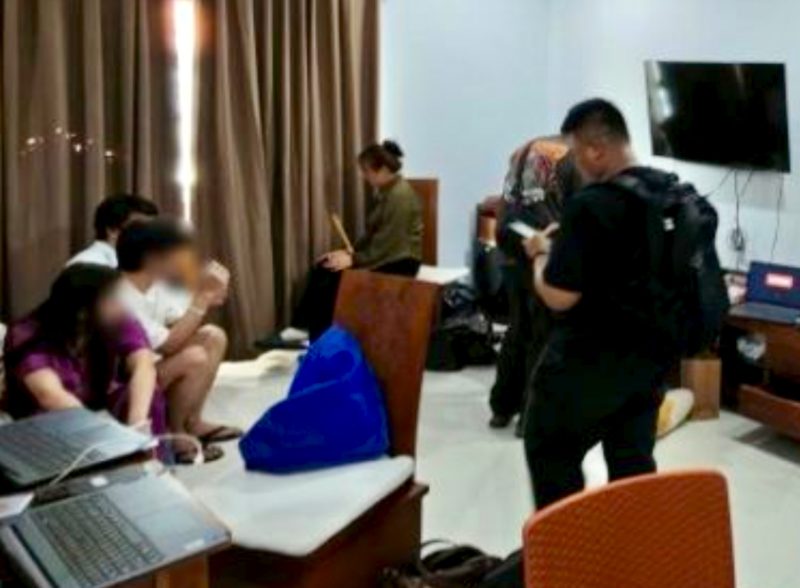 Sebanyak 21 WNA Vietnam, Myanmar dan Tiongkok diamankan petugas Imigrasi di Kuta Bali, Kamis (29/10/2026). Mereka diduga sindikat judol jaringan internet. (Foto: Dok. Imigrasi Bali)