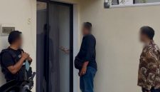 Tim Seksi Intelijen dan Penindakan Keimigrasian Imigrasi Denpasar mengamankan WNA Nigeria di wilayah Padangsambian Kaja, Kecamatan Denpasar Barat, Kota Denpasar, Jumat (23/10/2026). (Foto: Dok. Kanim Denpasar)