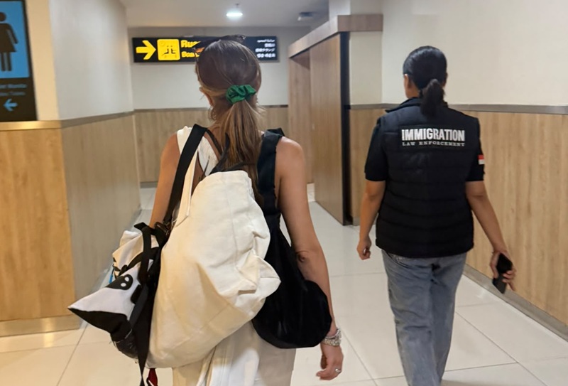 Kantor Imigrasi Ngurah Rai mendeportasi 10 warga negara asing (WNA) pada 5 - 9 Oktober 2026 karena berbagai pelanggaran keimigrasian. (Foto: Dok. Kanim Ngurah Rai)