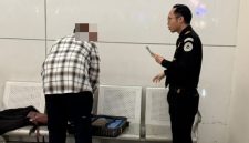 Kantor Imigrasi Ngurah Rai mendeportasi seorang WNA asal India berinisial SP yang diketahui memiliki dua paspor dengan identitas berbeda. (Foto: Dok. Kanim Ngurah Rai)