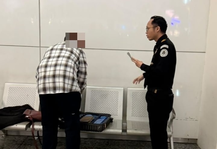 Kantor Imigrasi Ngurah Rai mendeportasi seorang WNA asal India berinisial SP yang diketahui memiliki dua paspor dengan identitas berbeda. (Foto: Dok. Kanim Ngurah Rai)
