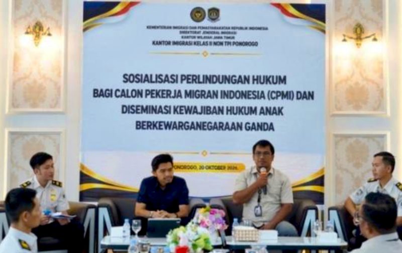 Kantor Imigrasi Kelas II Non-TPI Ponorogo meningkatkan pemahaman hukum calon pekerja migran Indonesia (CPMI) dan orang tua anak berkewarganegaraan ganda (ABG) melalui sosialisasi perlindungan pekerja migran serta kewajiban keimigrasian yang digelar di Restomu Ponorogo, Selasa (21/10/2026). (Foto: Dok. Kanim Ponorogo)