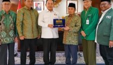 Ketua Umum PB Mathla'ul Anwar Dr. KH Jazuli Juwaini MA, MM (tiga, kanan) beserta jajaran pengurus saat bersilaturahmi dengan Jendral TNI (Purn.) Dr. Dudung Abdurrachman (tiga, kiri) saat Jendral Dudung masih menjabat sebagai Kepala Staf Kepresidenan pada 23 September 2026 (Foto: Istimewa)