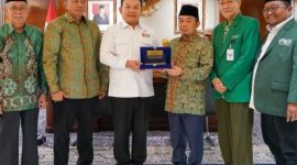 Ketua Umum PB Mathla'ul Anwar Dr. KH Jazuli Juwaini MA, MM (tiga, kanan) beserta jajaran pengurus saat bersilaturahmi dengan Jendral TNI (Purn.) Dr. Dudung Abdurrachman (tiga, kiri) saat Jendral Dudung masih menjabat sebagai Kepala Staf Kepresidenan pada 23 September 2026 (Foto: Istimewa)