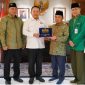 Ketua Umum PB Mathla'ul Anwar Dr. KH Jazuli Juwaini MA, MM (tiga, kanan) beserta jajaran pengurus saat bersilaturahmi dengan Jendral TNI (Purn.) Dr. Dudung Abdurrachman (tiga, kiri) saat Jendral Dudung masih menjabat sebagai Kepala Staf Kepresidenan pada 23 September 2026 (Foto: Istimewa)